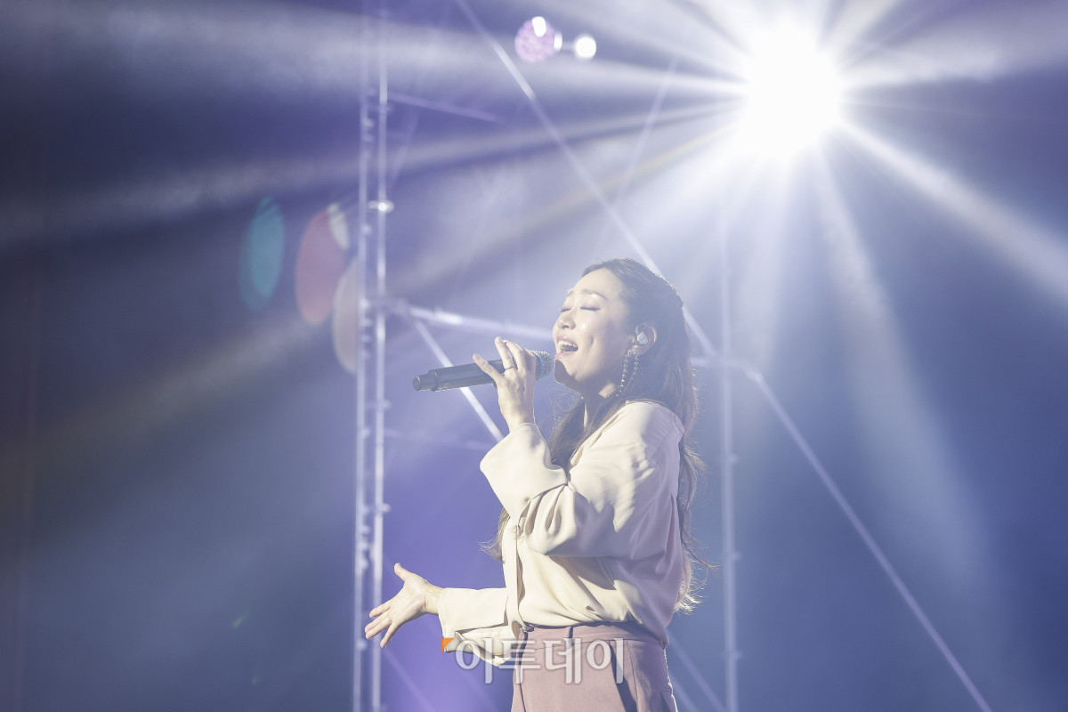 ▲18일 서울 동대문구 경희대 평화의전당에서 열린 비바 브라보 콘서트에서 가수 박정현이 공연을 펼치고 있다. 비바 브라보 콘서트는 '브라보 마이 라이프'가 브라보 컬쳐 프로젝트의 기획으로 처음 선보이는 공연으로 시니어 문화예술 시장을 겨냥한 프리미엄 공연으로 기획됐다. 브라보 컬쳐 프로젝트는 50세 이상 꽃중년 세대를 위해 기획된 프리미엄 문화 브랜드다. 이번 콘서트에는 한국 대중음악계를 대표하는 박정현, 김연우, 박기영, 이적 등 아티스트들이 출연해 각자의 히트곡과 라이브 무대를 선보였다. 조현호 기자 hyunho@