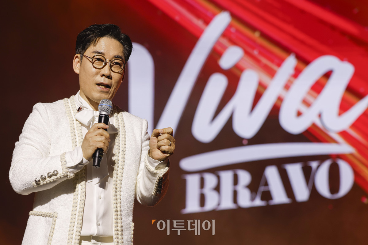 ▲18일 서울 동대문구 경희대 평화의전당에서 열린 비바 브라보 콘서트에서 가수 김연우가 공연을 펼치고 있다. 비바 브라보 콘서트는 '브라보 마이 라이프'가 브라보 컬쳐 프로젝트의 기획으로 처음 선보이는 공연으로 시니어 문화예술 시장을 겨냥한 프리미엄 공연으로 기획됐다. 브라보 컬쳐 프로젝트는 50세 이상 꽃중년 세대를 위해 기획된 프리미엄 문화 브랜드다. 이번 콘서트에는 한국 대중음악계를 대표하는 박정현, 김연우, 박기영, 이적 등 아티스트들이 출연해 각자의 히트곡과 라이브 무대를 선보였다. 조현호 기자 hyunho@