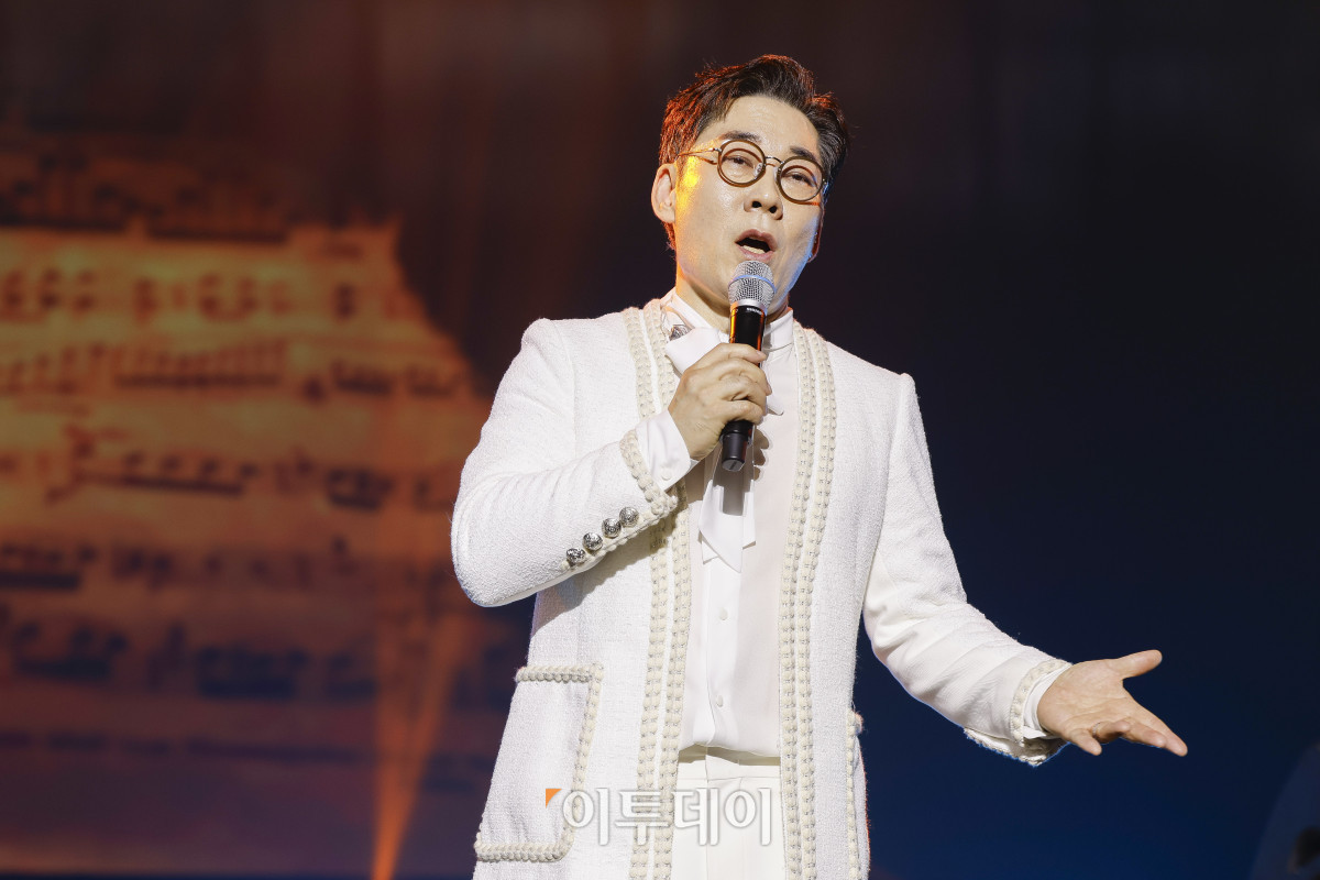▲18일 서울 동대문구 경희대 평화의전당에서 열린 비바 브라보 콘서트에서 가수 김연우가 공연을 펼치고 있다. 비바 브라보 콘서트는 '브라보 마이 라이프'가 브라보 컬쳐 프로젝트의 기획으로 처음 선보이는 공연으로 시니어 문화예술 시장을 겨냥한 프리미엄 공연으로 기획됐다. 브라보 컬쳐 프로젝트는 50세 이상 꽃중년 세대를 위해 기획된 프리미엄 문화 브랜드다. 이번 콘서트에는 한국 대중음악계를 대표하는 박정현, 김연우, 박기영, 이적 등 아티스트들이 출연해 각자의 히트곡과 라이브 무대를 선보였다. 조현호 기자 hyunho@