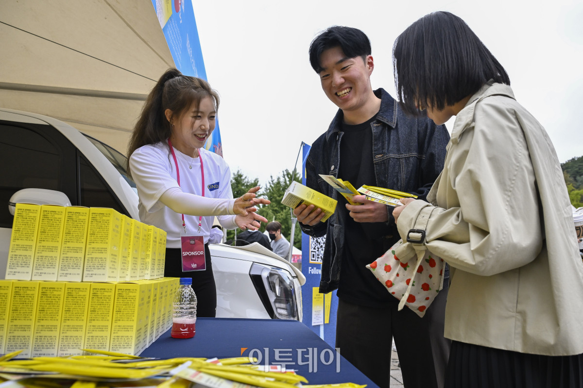 ▲18일 서울 동대문구 경희대 평화의전당에서 열린 비바 브라보 콘서트에서 관람객들이 공연장 입장에 앞서 부스 체험을 하고 있다. 비바 브라보 콘서트는 '브라보 마이 라이프'가 브라보 컬쳐 프로젝트의 기획으로 처음 선보이는 공연으로 시니어 문화예술 시장을 겨냥한 프리미엄 공연으로 기획됐다. 브라보 컬쳐 프로젝트는 50세 이상 꽃중년 세대를 위해 기획된 프리미엄 문화 브랜드다. 이번 콘서트에는 한국 대중음악계를 대표하는 박정현, 김연우, 박기영, 이적 등 아티스트들이 출연해 각자의 히트곡과 라이브 무대를 선보였다. 조현호 기자 hyunho@