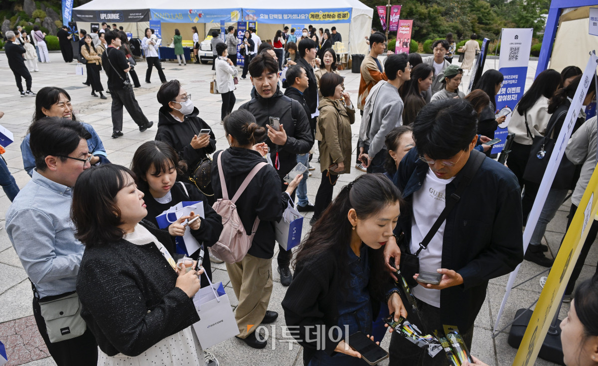 ▲18일 서울 동대문구 경희대 평화의전당 앞이 비바 브라보 콘서트를 찾은 관람객들로 인산인해를 이루고 있다. 비바 브라보 콘서트는 '브라보 마이 라이프'가 브라보 컬쳐 프로젝트의 기획으로 처음 선보이는 공연으로 시니어 문화예술 시장을 겨냥한 프리미엄 공연으로 기획됐다. 브라보 컬쳐 프로젝트는 50세 이상 꽃중년 세대를 위해 기획된 프리미엄 문화 브랜드다. 이번 콘서트에는 한국 대중음악계를 대표하는 박정현, 김연우, 박기영, 이적 등 아티스트들이 출연해 각자의 히트곡과 라이브 무대를 선보였다. 조현호 기자 hyunho@