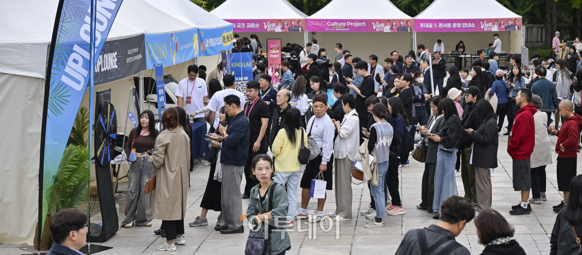 ▲18일 서울 동대문구 경희대 평화의전당에서 열린 비바 브라보 콘서트에서 관람객들이 공연장 입장에 앞서 부스 체험을 하고 있다. 비바 브라보 콘서트는 '브라보 마이 라이프'가 브라보 컬쳐 프로젝트의 기획으로 처음 선보이는 공연으로 시니어 문화예술 시장을 겨냥한 프리미엄 공연으로 기획됐다. 브라보 컬쳐 프로젝트는 50세 이상 꽃중년 세대를 위해 기획된 프리미엄 문화 브랜드다. 이번 콘서트에는 한국 대중음악계를 대표하는 박정현, 김연우, 박기영, 이적 등 아티스트들이 출연해 각자의 히트곡과 라이브 무대를 선보였다. 조현호 기자 hyunho@