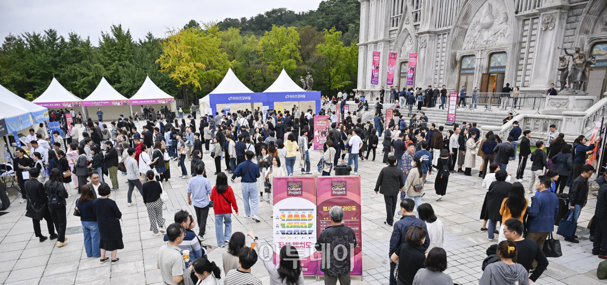 ▲18일 서울 동대문구 경희대 평화의전당 앞이 비바 브라보 콘서트를 찾은 관람객들로 인산인해를 이루고 있다. 비바 브라보 콘서트는 '브라보 마이 라이프'가 브라보 컬쳐 프로젝트의 기획으로 처음 선보이는 공연으로 시니어 문화예술 시장을 겨냥한 프리미엄 공연으로 기획됐다. 브라보 컬쳐 프로젝트는 50세 이상 꽃중년 세대를 위해 기획된 프리미엄 문화 브랜드다. 이번 콘서트에는 한국 대중음악계를 대표하는 박정현, 김연우, 박기영, 이적 등 아티스트들이 출연해 각자의 히트곡과 라이브 무대를 선보였다. 조현호 기자 hyunho@