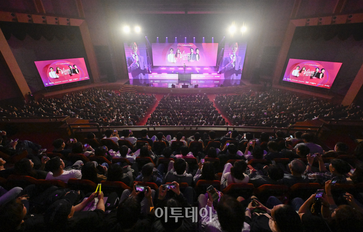▲18일 서울 동대문구 경희대 평화의전당에서 비바 브라보 콘서트가 열리고 있다. 비바 브라보 콘서트는 '브라보 마이 라이프'가 브라보 컬쳐 프로젝트의 기획으로 처음 선보이는 공연으로 시니어 문화예술 시장을 겨냥한 프리미엄 공연으로 기획됐다. 브라보 컬쳐 프로젝트는 50세 이상 꽃중년 세대를 위해 기획된 프리미엄 문화 브랜드다. 이번 콘서트에는 한국 대중음악계를 대표하는 박정현, 김연우, 박기영, 이적 등 아티스트들이 출연해 각자의 히트곡과 라이브 무대를 선보였다. 조현호 기자 hyunho@