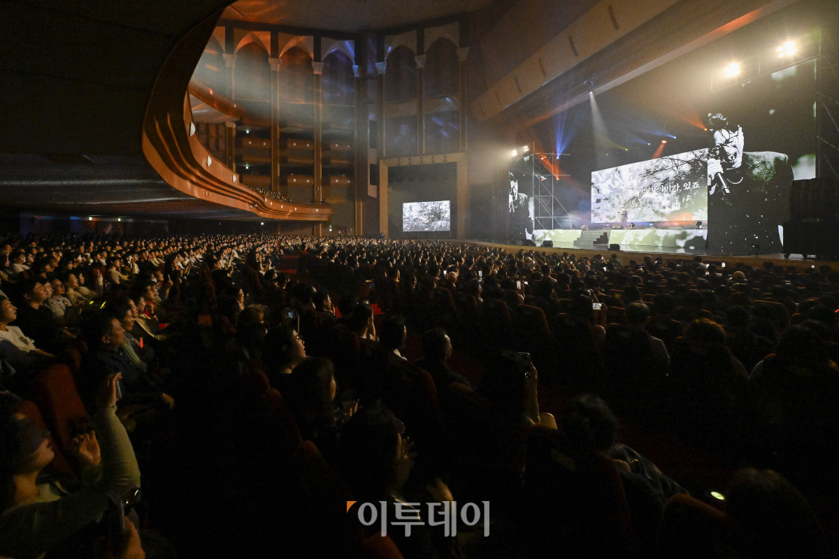 ▲18일 서울 동대문구 경희대 평화의전당에서 열린 비바 브라보 콘서트에서 가수 이적이 공연을 펼치고 있다. 비바 브라보 콘서트는 '브라보 마이 라이프'가 브라보 컬쳐 프로젝트의 기획으로 처음 선보이는 공연으로 시니어 문화예술 시장을 겨냥한 프리미엄 공연으로 기획됐다. 브라보 컬쳐 프로젝트는 50세 이상 꽃중년 세대를 위해 기획된 프리미엄 문화 브랜드다. 이번 콘서트에는 한국 대중음악계를 대표하는 박정현, 김연우, 박기영, 이적 등 아티스트들이 출연해 각자의 히트곡과 라이브 무대를 선보였다. 조현호 기자 hyunho@