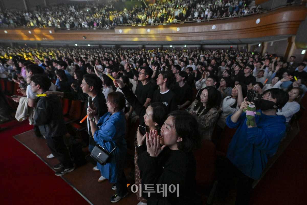 ▲18일 서울 동대문구 경희대 평화의전당에서 열린 비바 브라보 콘서트에서 관람객들이 공연을 즐기고 있다. 비바 브라보 콘서트는 '브라보 마이 라이프'가 브라보 컬쳐 프로젝트의 기획으로 처음 선보이는 공연으로 시니어 문화예술 시장을 겨냥한 프리미엄 공연으로 기획됐다. 브라보 컬쳐 프로젝트는 50세 이상 꽃중년 세대를 위해 기획된 프리미엄 문화 브랜드다. 이번 콘서트에는 한국 대중음악계를 대표하는 박정현, 김연우, 박기영, 이적 등 아티스트들이 출연해 각자의 히트곡과 라이브 무대를 선보였다. 조현호 기자 hyunho@