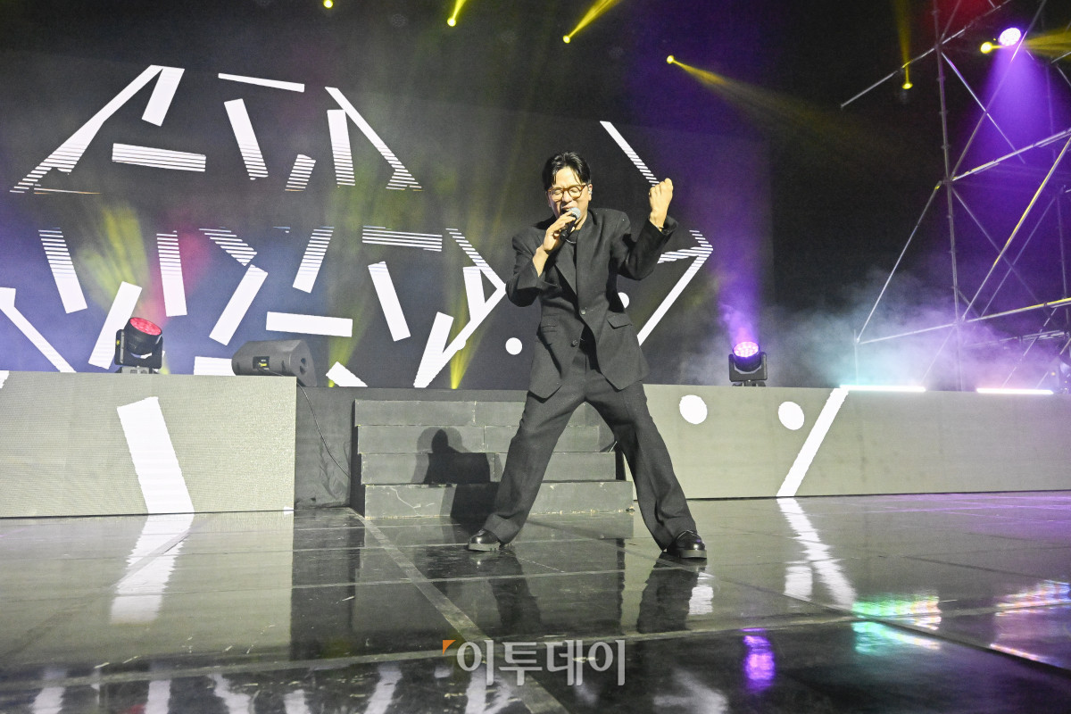 ▲18일 서울 동대문구 경희대 평화의전당에서 열린 비바 브라보 콘서트에서 가수 이적이 공연을 펼치고 있다. 비바 브라보 콘서트는 '브라보 마이 라이프'가 브라보 컬쳐 프로젝트의 기획으로 처음 선보이는 공연으로 시니어 문화예술 시장을 겨냥한 프리미엄 공연으로 기획됐다. 브라보 컬쳐 프로젝트는 50세 이상 꽃중년 세대를 위해 기획된 프리미엄 문화 브랜드다. 이번 콘서트에는 한국 대중음악계를 대표하는 박정현, 김연우, 박기영, 이적 등 아티스트들이 출연해 각자의 히트곡과 라이브 무대를 선보였다. 조현호 기자 hyunho@