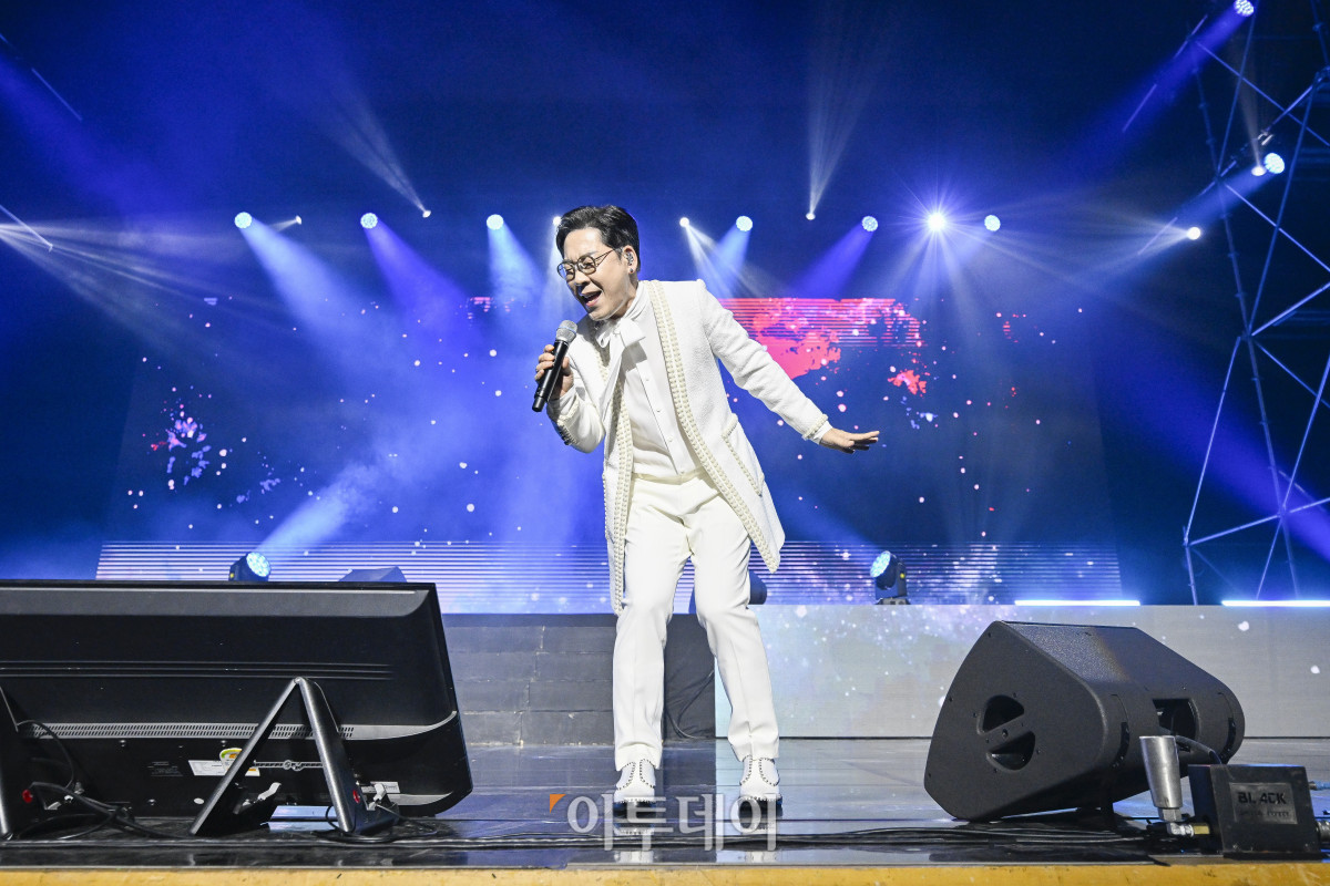 ▲18일 서울 동대문구 경희대 평화의전당에서 열린 비바 브라보 콘서트에서 가수 김연우가 공연을 펼치고 있다. 비바 브라보 콘서트는 '브라보 마이 라이프'가 브라보 컬쳐 프로젝트의 기획으로 처음 선보이는 공연으로 시니어 문화예술 시장을 겨냥한 프리미엄 공연으로 기획됐다. 브라보 컬쳐 프로젝트는 50세 이상 꽃중년 세대를 위해 기획된 프리미엄 문화 브랜드다. 이번 콘서트에는 한국 대중음악계를 대표하는 박정현, 김연우, 박기영, 이적 등 아티스트들이 출연해 각자의 히트곡과 라이브 무대를 선보였다. 조현호 기자 hyunho@