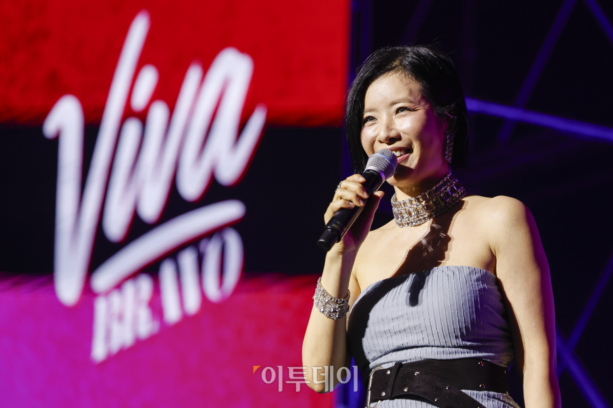 ▲18일 서울 동대문구 경희대 평화의전당에서 열린 비바 브라보 콘서트에서 가수 박기영이 공연을 펼치고 있다. 비바 브라보 콘서트는 '브라보 마이 라이프'가 브라보 컬쳐 프로젝트의 기획으로 처음 선보이는 공연으로 시니어 문화예술 시장을 겨냥한 프리미엄 공연으로 기획됐다. 브라보 컬쳐 프로젝트는 50세 이상 꽃중년 세대를 위해 기획된 프리미엄 문화 브랜드다. 이번 콘서트에는 한국 대중음악계를 대표하는 박정현, 김연우, 박기영, 이적 등 아티스트들이 출연해 각자의 히트곡과 라이브 무대를 선보였다. 조현호 기자 hyunho@