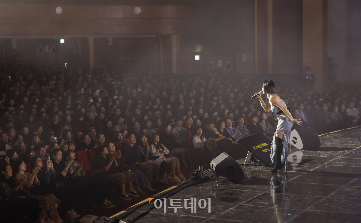 ▲18일 서울 동대문구 경희대 평화의전당에서 열린 비바 브라보 콘서트에서 가수 박기영이 공연을 펼치고 있다. 비바 브라보 콘서트는 '브라보 마이 라이프'가 브라보 컬쳐 프로젝트의 기획으로 처음 선보이는 공연으로 시니어 문화예술 시장을 겨냥한 프리미엄 공연으로 기획됐다. 브라보 컬쳐 프로젝트는 50세 이상 꽃중년 세대를 위해 기획된 프리미엄 문화 브랜드다. 이번 콘서트에는 한국 대중음악계를 대표하는 박정현, 김연우, 박기영, 이적 등 아티스트들이 출연해 각자의 히트곡과 라이브 무대를 선보였다. 조현호 기자 hyunho@