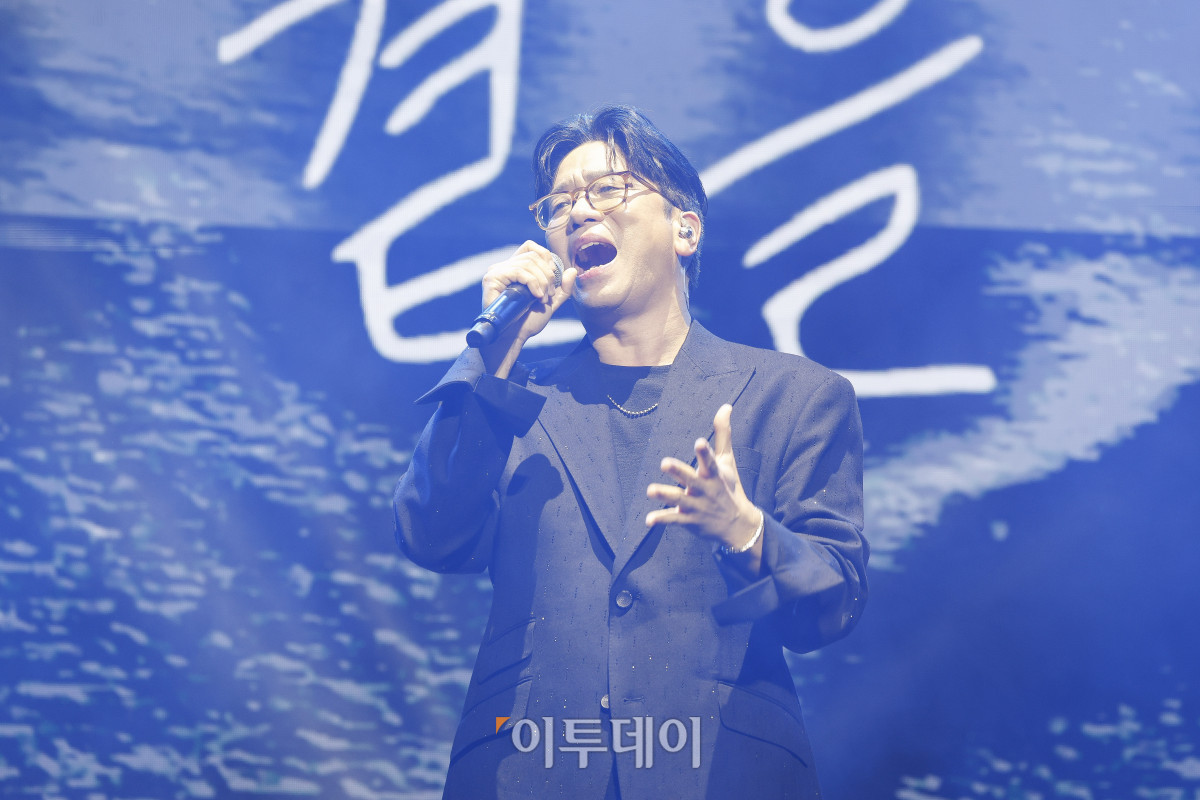 ▲18일 서울 동대문구 경희대 평화의전당에서 열린 비바 브라보 콘서트에서 가수 이적이 공연을 펼치고 있다. 비바 브라보 콘서트는 '브라보 마이 라이프'가 브라보 컬쳐 프로젝트의 기획으로 처음 선보이는 공연으로 시니어 문화예술 시장을 겨냥한 프리미엄 공연으로 기획됐다. 브라보 컬쳐 프로젝트는 50세 이상 꽃중년 세대를 위해 기획된 프리미엄 문화 브랜드다. 이번 콘서트에는 한국 대중음악계를 대표하는 박정현, 김연우, 박기영, 이적 등 아티스트들이 출연해 각자의 히트곡과 라이브 무대를 선보였다. 조현호 기자 hyunho@