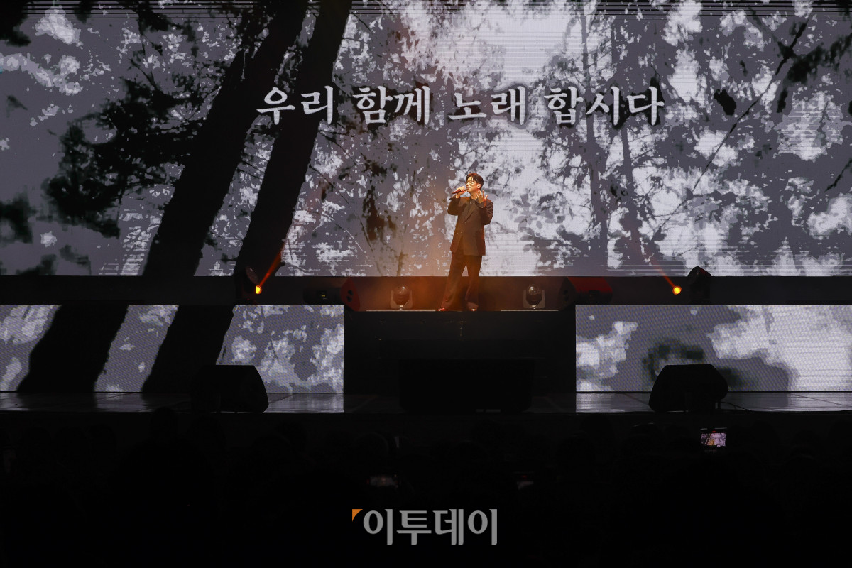 ▲18일 서울 동대문구 경희대 평화의전당에서 열린 비바 브라보 콘서트에서 가수 이적이 공연을 펼치고 있다. 비바 브라보 콘서트는 '브라보 마이 라이프'가 브라보 컬쳐 프로젝트의 기획으로 처음 선보이는 공연으로 시니어 문화예술 시장을 겨냥한 프리미엄 공연으로 기획됐다. 브라보 컬쳐 프로젝트는 50세 이상 꽃중년 세대를 위해 기획된 프리미엄 문화 브랜드다. 이번 콘서트에는 한국 대중음악계를 대표하는 박정현, 김연우, 박기영, 이적 등 아티스트들이 출연해 각자의 히트곡과 라이브 무대를 선보였다. 조현호 기자 hyunho@