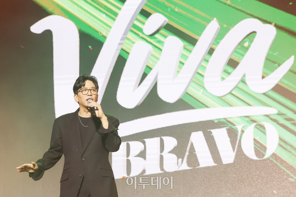 ▲18일 서울 동대문구 경희대 평화의전당에서 열린 비바 브라보 콘서트에서 가수 이적이 공연을 펼치고 있다. 비바 브라보 콘서트는 '브라보 마이 라이프'가 브라보 컬쳐 프로젝트의 기획으로 처음 선보이는 공연으로 시니어 문화예술 시장을 겨냥한 프리미엄 공연으로 기획됐다. 브라보 컬쳐 프로젝트는 50세 이상 꽃중년 세대를 위해 기획된 프리미엄 문화 브랜드다. 이번 콘서트에는 한국 대중음악계를 대표하는 박정현, 김연우, 박기영, 이적 등 아티스트들이 출연해 각자의 히트곡과 라이브 무대를 선보였다. 조현호 기자 hyunho@