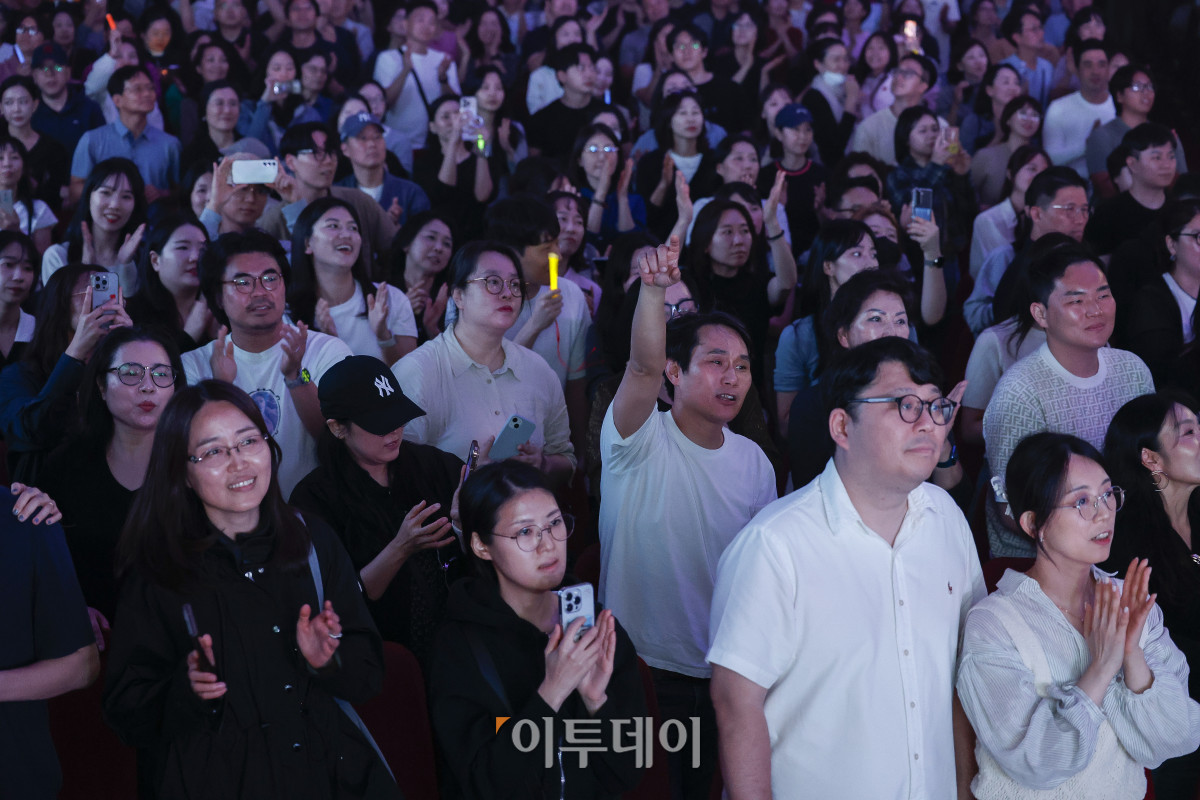 ▲18일 서울 동대문구 경희대 평화의전당에서 열린 비바 브라보 콘서트에서 관람객들이 공연을 즐기고 있다. 비바 브라보 콘서트는 '브라보 마이 라이프'가 브라보 컬쳐 프로젝트의 기획으로 처음 선보이는 공연으로 시니어 문화예술 시장을 겨냥한 프리미엄 공연으로 기획됐다. 브라보 컬쳐 프로젝트는 50세 이상 꽃중년 세대를 위해 기획된 프리미엄 문화 브랜드다. 이번 콘서트에는 한국 대중음악계를 대표하는 박정현, 김연우, 박기영, 이적 등 아티스트들이 출연해 각자의 히트곡과 라이브 무대를 선보였다. 조현호 기자 hyunho@