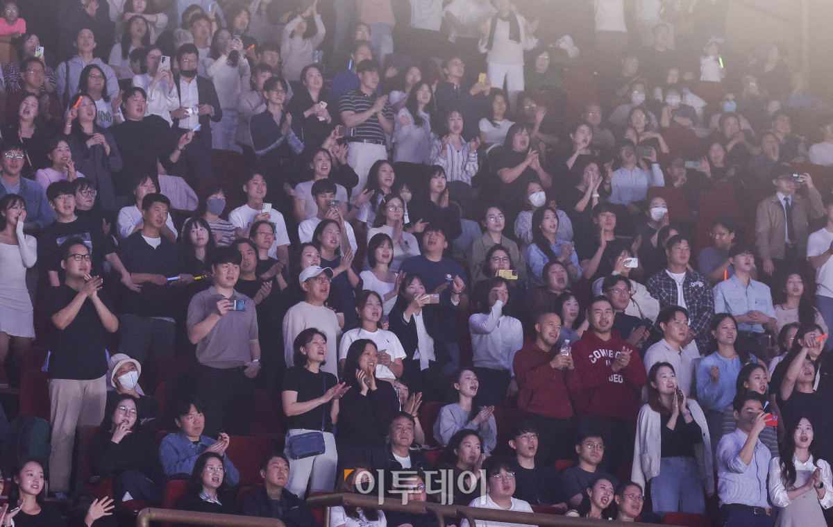 ▲18일 서울 동대문구 경희대 평화의전당에서 열린 비바 브라보 콘서트에서 관람객들이 공연을 즐기고 있다. 비바 브라보 콘서트는 '브라보 마이 라이프'가 브라보 컬쳐 프로젝트의 기획으로 처음 선보이는 공연으로 시니어 문화예술 시장을 겨냥한 프리미엄 공연으로 기획됐다. 브라보 컬쳐 프로젝트는 50세 이상 꽃중년 세대를 위해 기획된 프리미엄 문화 브랜드다. 이번 콘서트에는 한국 대중음악계를 대표하는 박정현, 김연우, 박기영, 이적 등 아티스트들이 출연해 각자의 히트곡과 라이브 무대를 선보였다. 조현호 기자 hyunho@