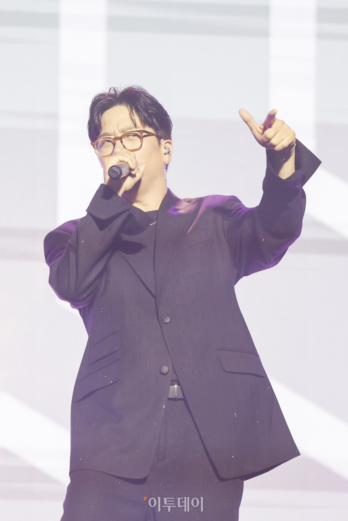 ▲18일 서울 동대문구 경희대 평화의전당에서 열린 비바 브라보 콘서트에서 가수 이적이 공연을 펼치고 있다. 비바 브라보 콘서트는 '브라보 마이 라이프'가 브라보 컬쳐 프로젝트의 기획으로 처음 선보이는 공연으로 시니어 문화예술 시장을 겨냥한 프리미엄 공연으로 기획됐다. 브라보 컬쳐 프로젝트는 50세 이상 꽃중년 세대를 위해 기획된 프리미엄 문화 브랜드다. 이번 콘서트에는 한국 대중음악계를 대표하는 박정현, 김연우, 박기영, 이적 등 아티스트들이 출연해 각자의 히트곡과 라이브 무대를 선보였다. 조현호 기자 hyunho@