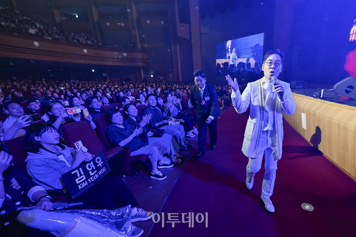 ▲18일 서울 동대문구 경희대 평화의전당에서 열린 비바 브라보 콘서트에서 가수 김연우가 공연을 펼치고 있다. 비바 브라보 콘서트는 '브라보 마이 라이프'가 브라보 컬쳐 프로젝트의 기획으로 처음 선보이는 공연으로 시니어 문화예술 시장을 겨냥한 프리미엄 공연으로 기획됐다. 브라보 컬쳐 프로젝트는 50세 이상 꽃중년 세대를 위해 기획된 프리미엄 문화 브랜드다. 이번 콘서트에는 한국 대중음악계를 대표하는 박정현, 김연우, 박기영, 이적 등 아티스트들이 출연해 각자의 히트곡과 라이브 무대를 선보였다. 조현호 기자 hyunho@
