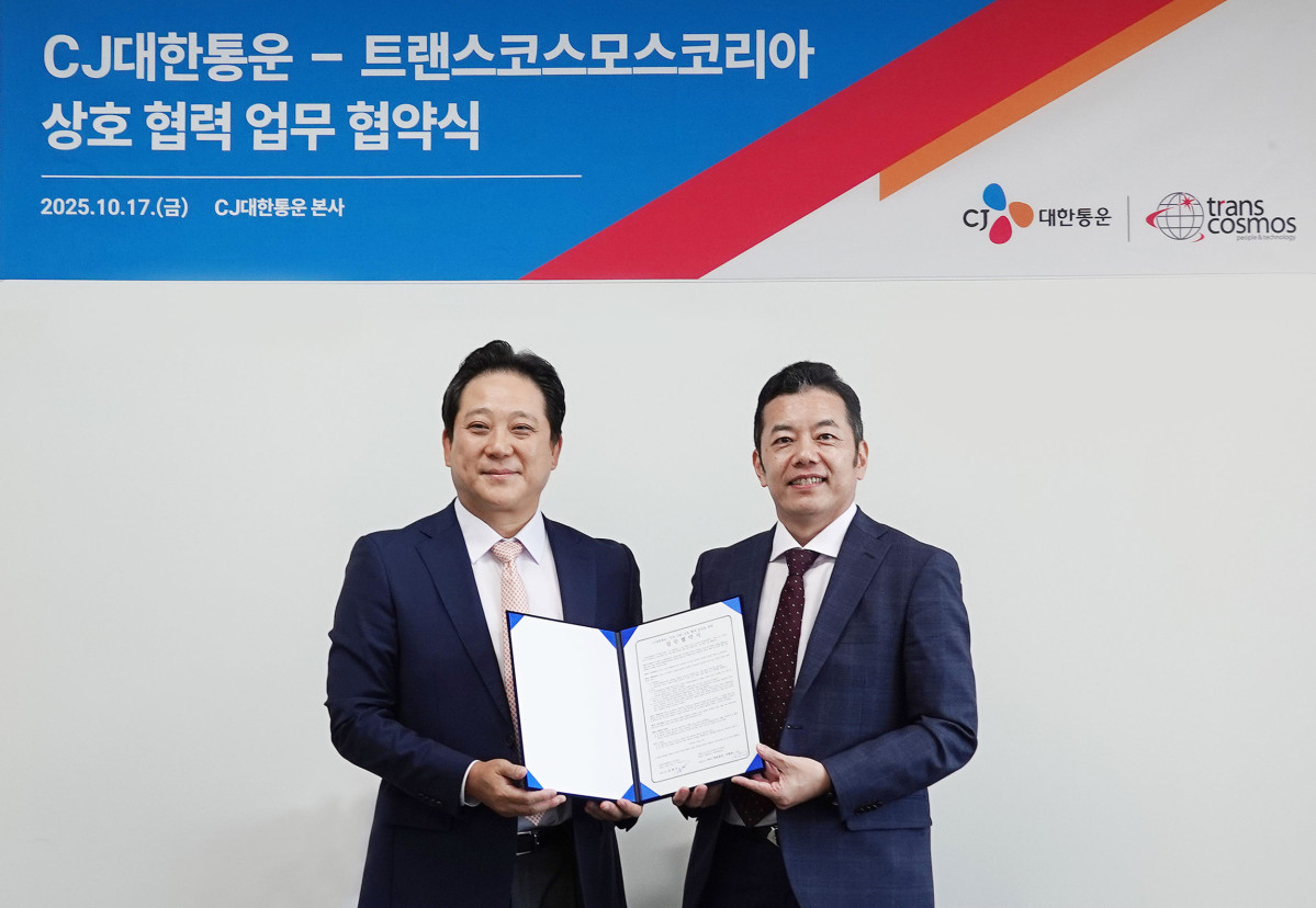 ▲장영호 CJ대한통운 IFS본부장(왼쪽)과 타니 히로유키 TCK 대표가 업무협약 체결 후 기념촬영을 하고 있다. (CJ대한통운)