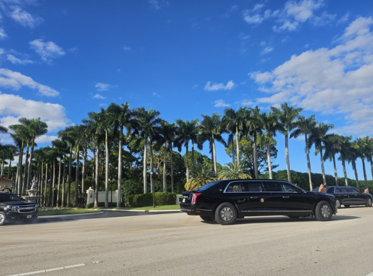 ▲도널드 트럼프 미국 대통령이 18일(현지시간) 한국의 4대 그룹 총수 등 아시아 기업 대표들과 플로리다주 웨스트팜비치에 있는 자신의 골프장 '트럼프 인터내셔널 골프 클럽'에서 라운딩을 마치고 나오는 모습. 차량 뒷좌석에 트럼프 대통령이 평소 골프 경기 때 즐겨 쓰는 흰색 모자를 쓴 인물이 눈에 띈다. (연합뉴스)