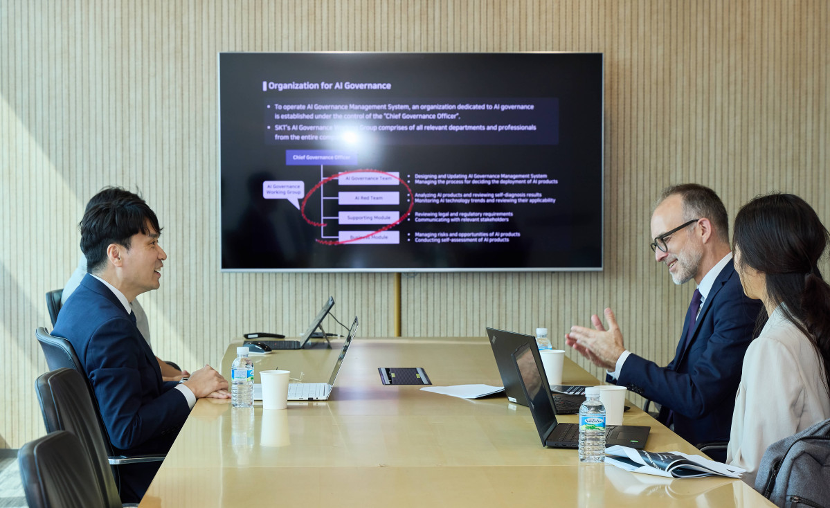 ▲거버넌스 협력에 대해 논의하고 있는 SK텔레콤 차호범 CPO(좌측)와 유엔 인권최고대표사무소 팀 엥겔하르트(Tim Engelhardt) 인권담당관의 모습 (사진제공=SKT)