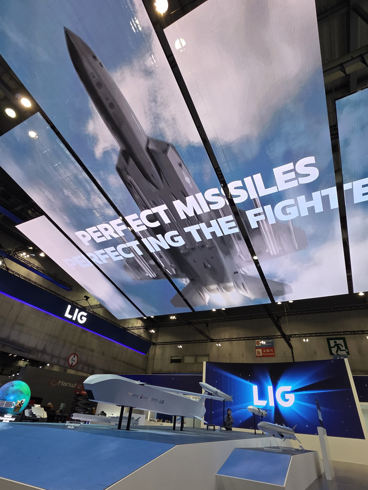 ▲ADEX 2025 LIG넥스원 부스에 차세대 항공무장체계가 전시돼 있다. (LIG넥스원)