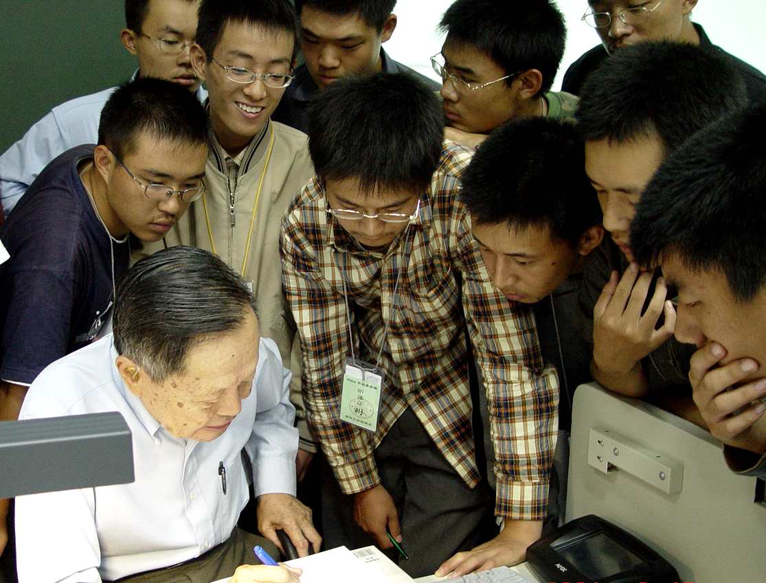 ▲ 중국인 최초 노벨상 수상자인 양전닝 교수가 2004년 9월 칭와대에서 학부생들을 지도하고 있다.  (베이징/신화뉴시스)