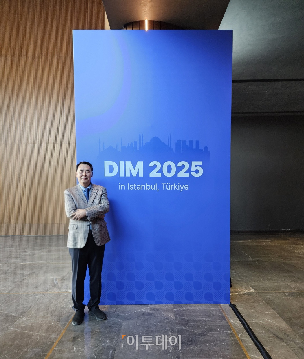 ▲정현우 디오 중국법인장(상무)이 튀르키예 이스탄불에서 열린 ‘디오 인터내셔널 미팅 2025(DIO INTERNATIONAL MEETING 2025)’ 현장에서 기념촬영하고 있다. (유혜은 기자 euna@)