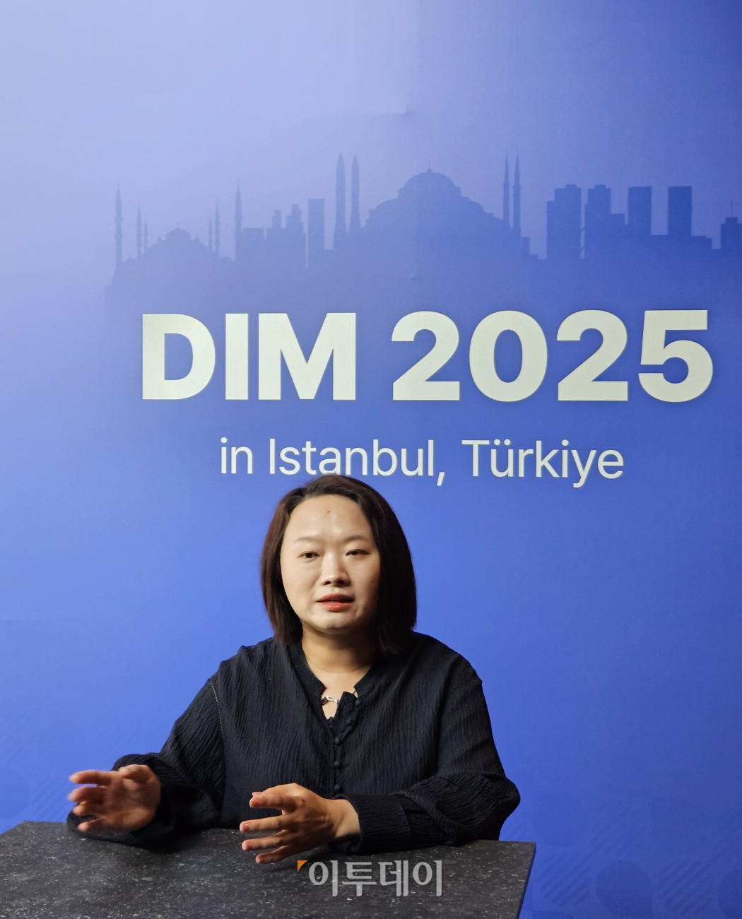 ▲리천 후베이홍창 마케팅팀장이 튀르키예 이스탄불에서 열린 ‘디오 인터내셔널 미팅 2025(DIO INTERNATIONAL MEETING 2025)’ 현장에서 인터뷰를 진행하고 있다. (유혜은 기자 euna@)