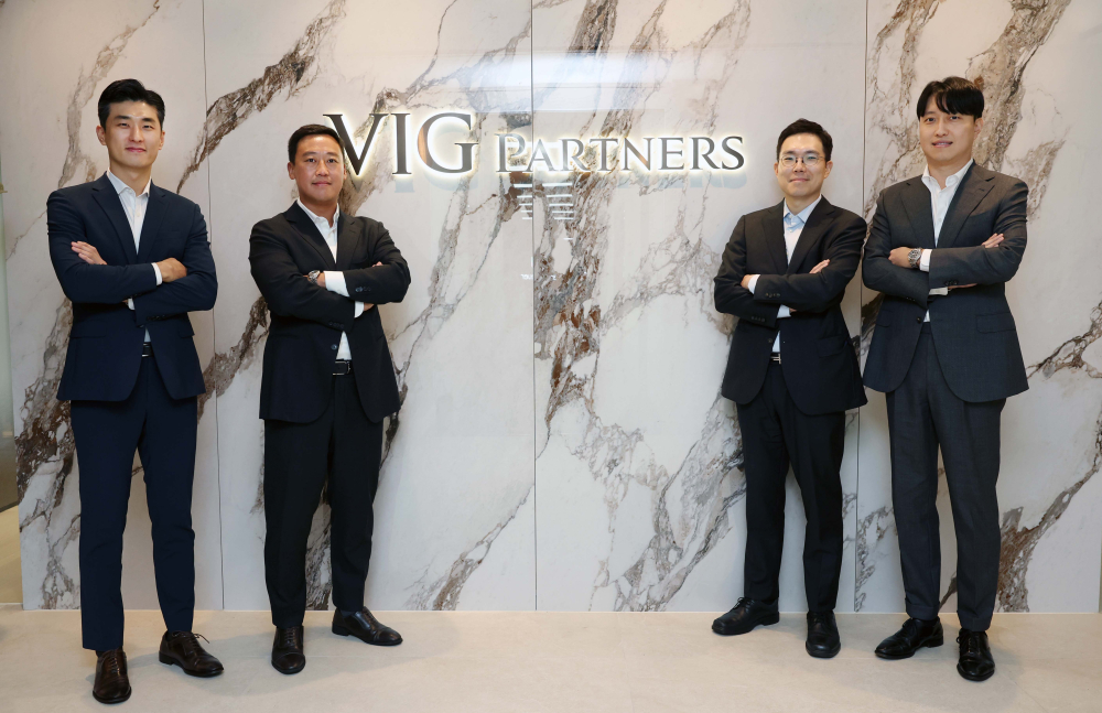 ▲김규명(왼쪽부터), 배종현, 강기정, 황홍균 VIG파트너스 상무가 13일 서울 중구 VIG파트너스에서 이투데이와 인터뷰에 앞서 포즈를 취하고 있다. 신태현 기자 holjjak@ (이투데이DB)