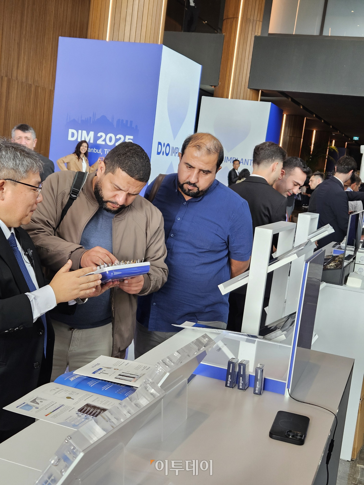 ▲이스탄불 튀르키예에서 열린 글로벌 치과 심포지엄 ‘디오 인터내셔널 미팅 2025’ 참가자들이 디오의 제품 부스를 둘러보고 있다. (유혜은 기자 euna@)