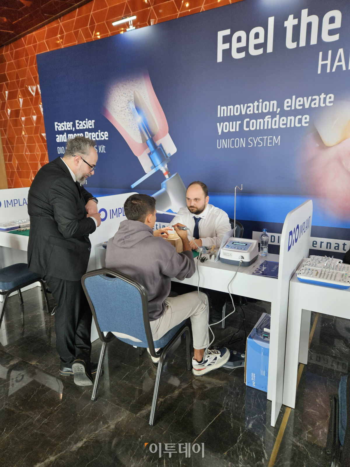 ▲엠레 진폴라트 씨가 이스탄불 튀르키예에서 열린 ‘디오 인터내셔널 미팅 2025’ 핸즈온 부스에서 디오의 신제품을 직접 써보고 있다. (유혜은 기자 euna@)