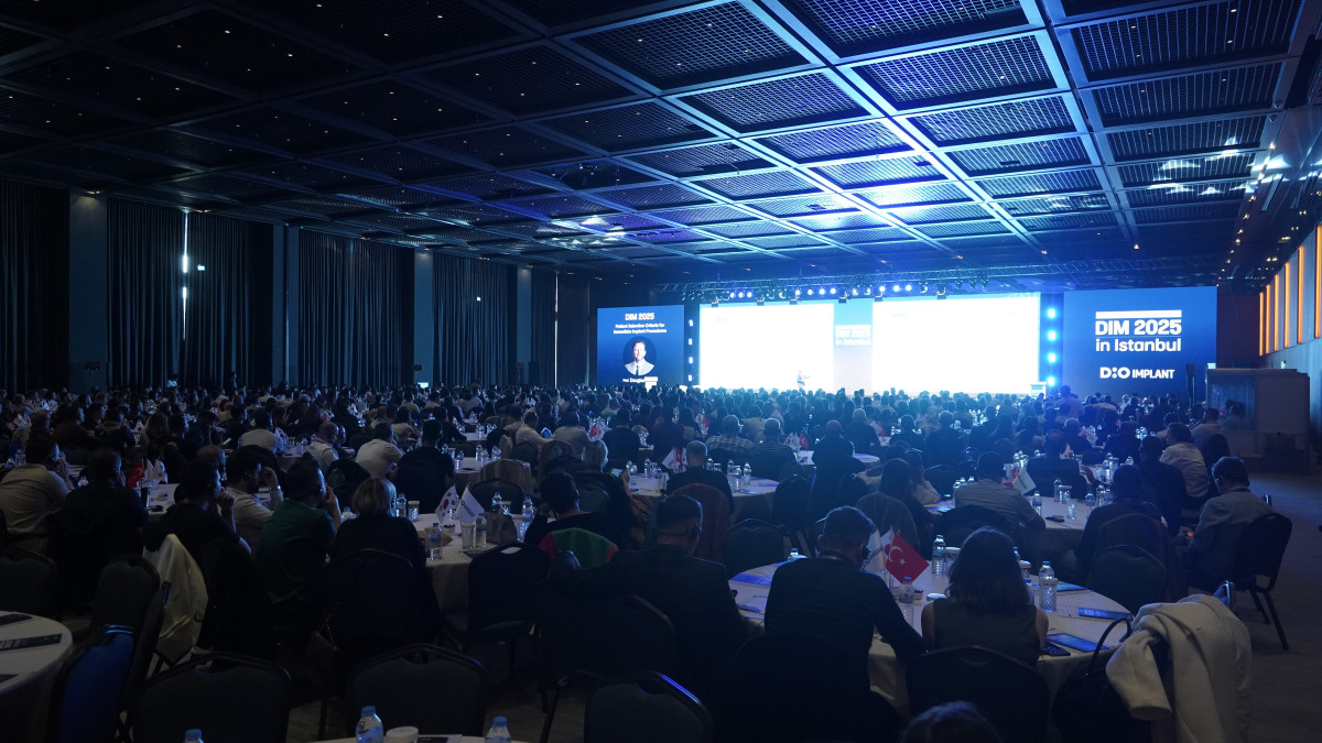 ▲임플란트 기업 디오는 17일과 18일(현지시간) 튀르키예 이스탄불에서 글로벌 치과 심포지엄 ‘디오 인터내셔널 미팅 2025(DIO INTERNATIONAL MEETING 2025)’을 열었다. 전 세계 40개국에서 모인 1200여 명의 참가자들이 강연을 듣고 있다. (사진제공=디오)