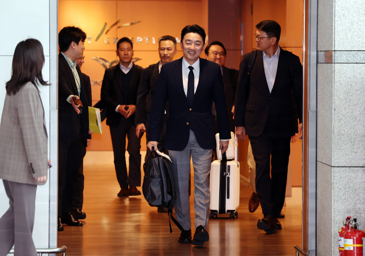 ▲전략경제협력 특사로 임명된 강훈식 대통령 비서실장이 19일 인천국제공항 제1터미널을 통해 독일 프랑크푸르트로 출국하고 있다.  (연합뉴스)