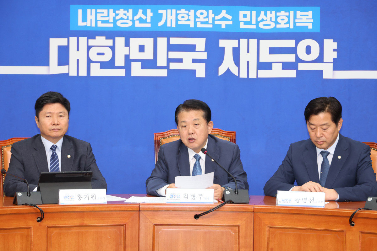 ▲김병주 더불어민주당 재외국민안전대책단 단장이 19일 서울 여의도 국회에서 20대 한국인 3명 구출 등 캄보디아 현지 활동 성과에 대해 브리핑하고 있다. (연합뉴스)