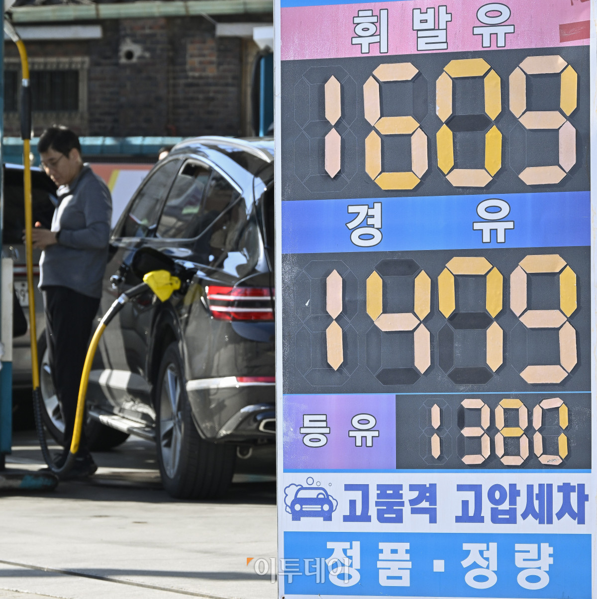 ▲주유소 휘발유 평균 판매 가격이 4주만에 하락하고, 경유 평균 판매 가격은 4주 연속 상승세를 기록했다. 한국석유공사 유가정보서비스 오피넷에 따르면 10월 셋째주 휘발유 평균 판매가격은 전주보다 0.5원 하락한 리터 당 1662.7원을, 경유 판매가격은 0.2원 오른 1535.8원을 나타냈다. 19일 서울 시내 한 주유소에 유가정보가 게시돼 있다. 조현호 기자 hyunho@