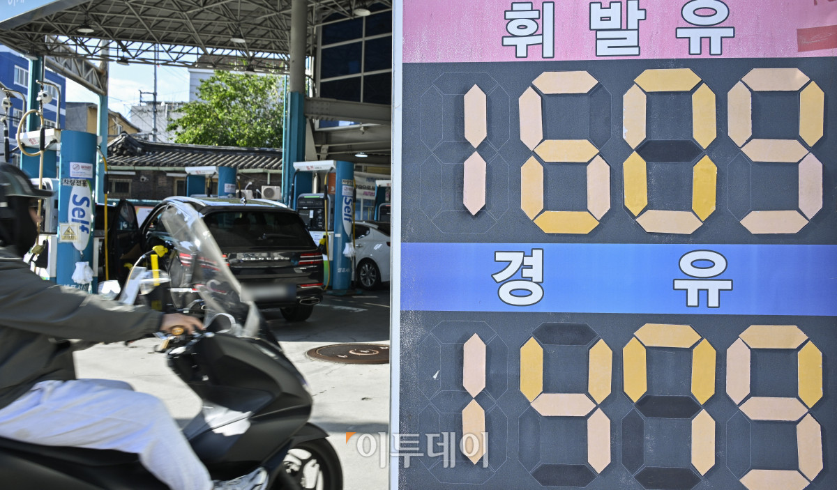 ▲주유소 휘발유 평균 판매 가격이 4주만에 하락하고, 경유 평균 판매 가격은 4주 연속 상승세를 기록했다. 한국석유공사 유가정보서비스 오피넷에 따르면 10월 셋째주 휘발유 평균 판매가격은 전주보다 0.5원 하락한 리터 당 1662.7원을, 경유 판매가격은 0.2원 오른 1535.8원을 나타냈다. 19일 서울 시내 한 주유소에 유가정보가 게시돼 있다. 조현호 기자 hyunho@