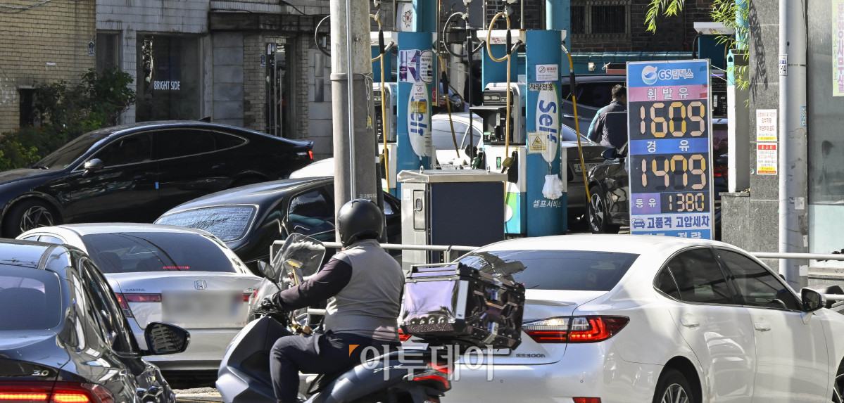 ▲주유소 휘발유 평균 판매 가격이 4주만에 하락하고, 경유 평균 판매 가격은 4주 연속 상승세를 기록했다. 한국석유공사 유가정보서비스 오피넷에 따르면 10월 셋째주 휘발유 평균 판매가격은 전주보다 0.5원 하락한 리터 당 1662.7원을, 경유 판매가격은 0.2원 오른 1535.8원을 나타냈다. 19일 서울 시내 한 주유소에 유가정보가 게시돼 있다. 조현호 기자 hyunho@