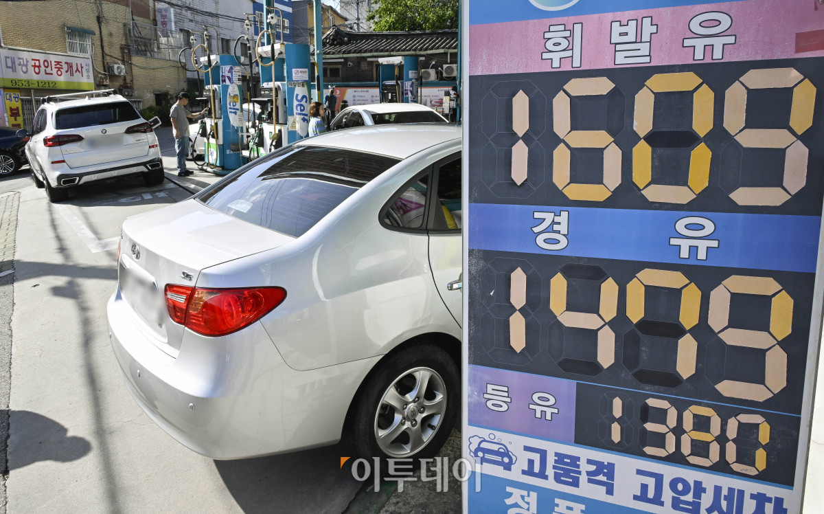 ▲주유소 휘발유 평균 판매 가격이 4주만에 하락하고, 경유 평균 판매 가격은 4주 연속 상승세를 기록했다. 한국석유공사 유가정보서비스 오피넷에 따르면 10월 셋째주 휘발유 평균 판매가격은 전주보다 0.5원 하락한 리터 당 1662.7원을, 경유 판매가격은 0.2원 오른 1535.8원을 나타냈다. 19일 서울 시내 한 주유소에 유가정보가 게시돼 있다. 조현호 기자 hyunho@