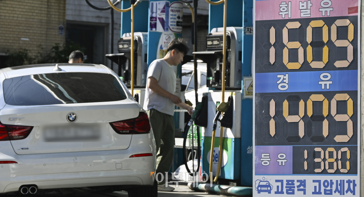 ▲주유소 휘발유 평균 판매 가격이 4주만에 하락하고, 경유 평균 판매 가격은 4주 연속 상승세를 기록했다. 한국석유공사 유가정보서비스 오피넷에 따르면 10월 셋째주 휘발유 평균 판매가격은 전주보다 0.5원 하락한 리터 당 1662.7원을, 경유 판매가격은 0.2원 오른 1535.8원을 나타냈다. 19일 서울 시내 한 주유소에 유가정보가 게시돼 있다. 조현호 기자 hyunho@