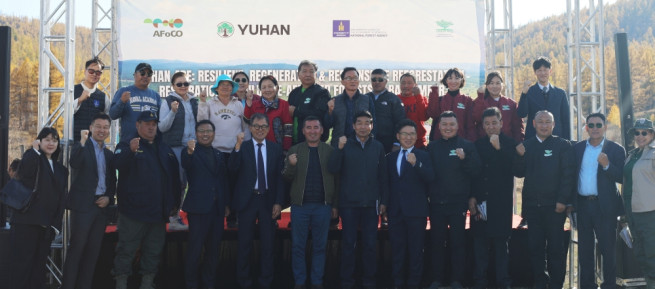 ▲(아래줄 좌측 네 번째부터) 조민철 유한양행 조민철 상무, 박종호 AFoCO 사무총장, 오윤사나 몽골산림청장, 바트후 몽골 대통령 자문위원과 문흐바트(아홉 번째) 대통령실 비상임 고문(아홉 번째), 볼드바타르(열 한 번째) 빌리언트리스 NGO 대표, 강호덕(윗쪽줄 왼쪽에서 여덟 번째) 산림청 사막화방지연구사업단장 등이 기념촬영을 하고 있다. (사진제공=유한양행)