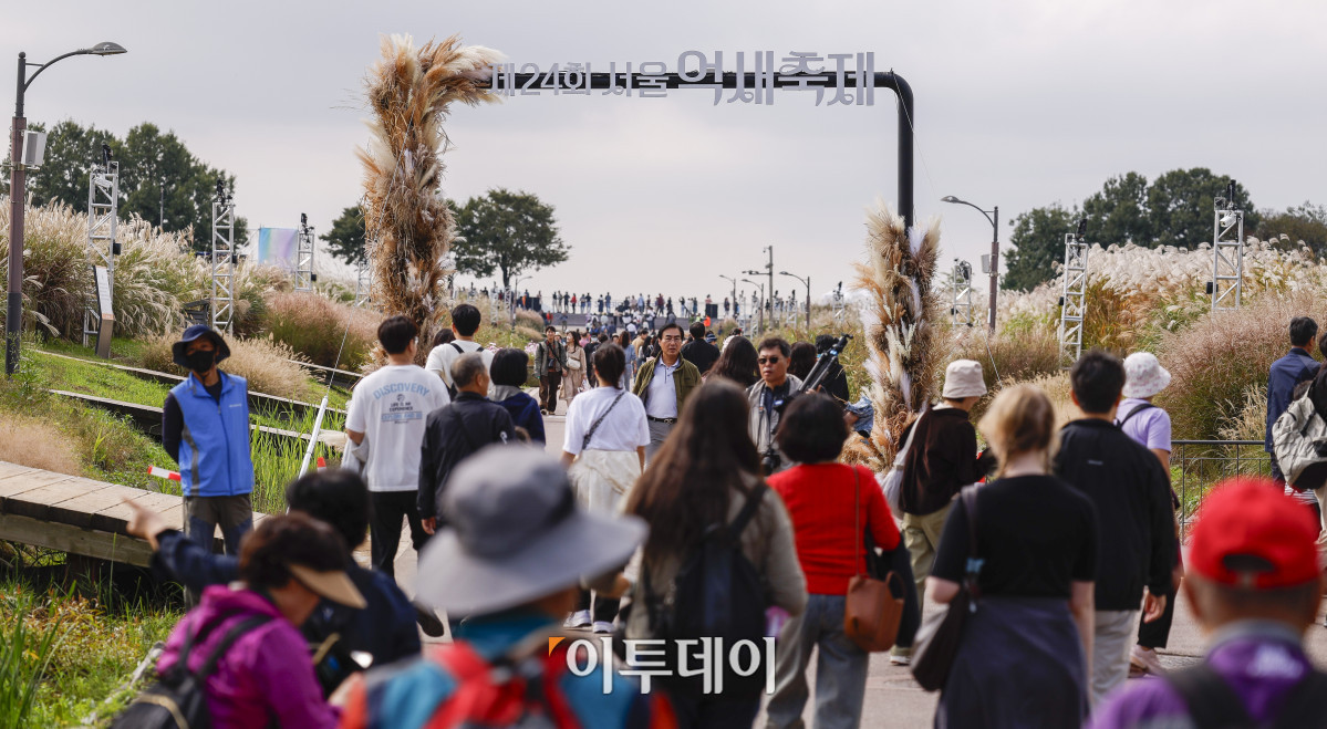 ▲완연한 가을날씨를 보인 19일 서울 마포구 하늘공원에서 열린 서울억새축제를 찾은 시민들이 주말을 즐기고 있다. 약 6만평 규모의 하늘공원 억새밭에서 열리는 2025 서울억새축제는 억새밭뿐 아니라 다양한 전시와 곳곳에 조형물과 미디어아트, 포토존이 설치돼 시민들에게 다양한 볼거리를 선사한다. 서울시는 18일부터 24일까지 7일간 열리는 축제 기간 평소 오후 7시까지 운영하던 공원 개방 시간을 오후 9시까지 연장하고, 축제가 끝난 후에도 만개한 억새를 관람할 수 있도록 다음 달 2일까지는 오후 8시까지 공원을 개방한다. 조현호 기자 hyunho@