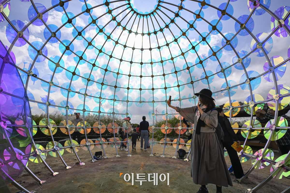 ▲완연한 가을날씨를 보인 19일 서울 마포구 하늘공원에서 열린 서울억새축제를 찾은 시민들이 주말을 즐기고 있다. 약 6만평 규모의 하늘공원 억새밭에서 열리는 2025 서울억새축제는 억새밭뿐 아니라 다양한 전시와 곳곳에 조형물과 미디어아트, 포토존이 설치돼 시민들에게 다양한 볼거리를 선사한다. 서울시는 18일부터 24일까지 7일간 열리는 축제 기간 평소 오후 7시까지 운영하던 공원 개방 시간을 오후 9시까지 연장하고, 축제가 끝난 후에도 만개한 억새를 관람할 수 있도록 다음 달 2일까지는 오후 8시까지 공원을 개방한다. 조현호 기자 hyunho@