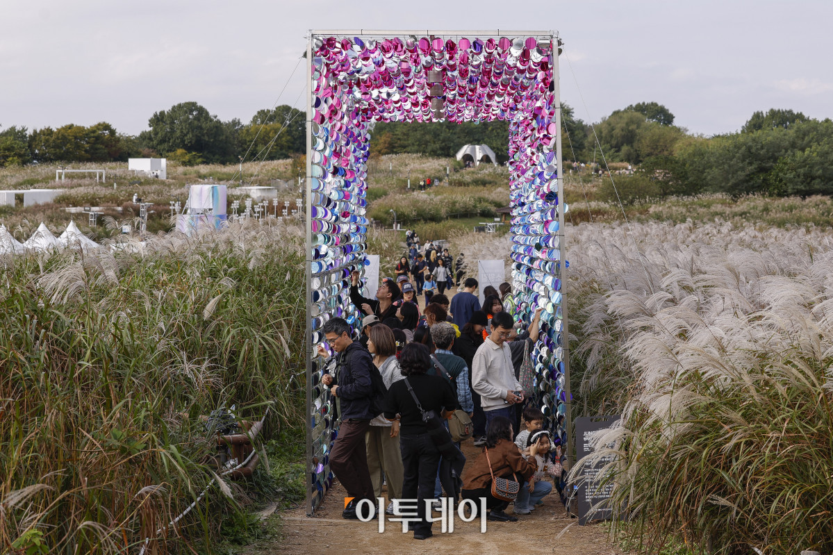 ▲완연한 가을날씨를 보인 19일 서울 마포구 하늘공원에서 열린 서울억새축제를 찾은 시민들이 주말을 즐기고 있다. 약 6만평 규모의 하늘공원 억새밭에서 열리는 2025 서울억새축제는 억새밭뿐 아니라 다양한 전시와 곳곳에 조형물과 미디어아트, 포토존이 설치돼 시민들에게 다양한 볼거리를 선사한다. 서울시는 18일부터 24일까지 7일간 열리는 축제 기간 평소 오후 7시까지 운영하던 공원 개방 시간을 오후 9시까지 연장하고, 축제가 끝난 후에도 만개한 억새를 관람할 수 있도록 다음 달 2일까지는 오후 8시까지 공원을 개방한다. 조현호 기자 hyunho@