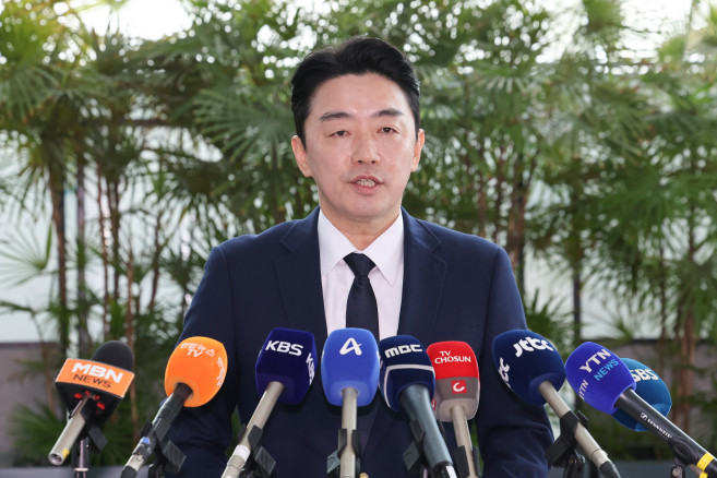 ▲전략경제협력 특사로 임명된 강훈식 대통령 비서실장이 19일 인천국제공항 제1터미널에서 독일 프랑크푸르트 출국에 앞서 입장을 밝히고 있다. 