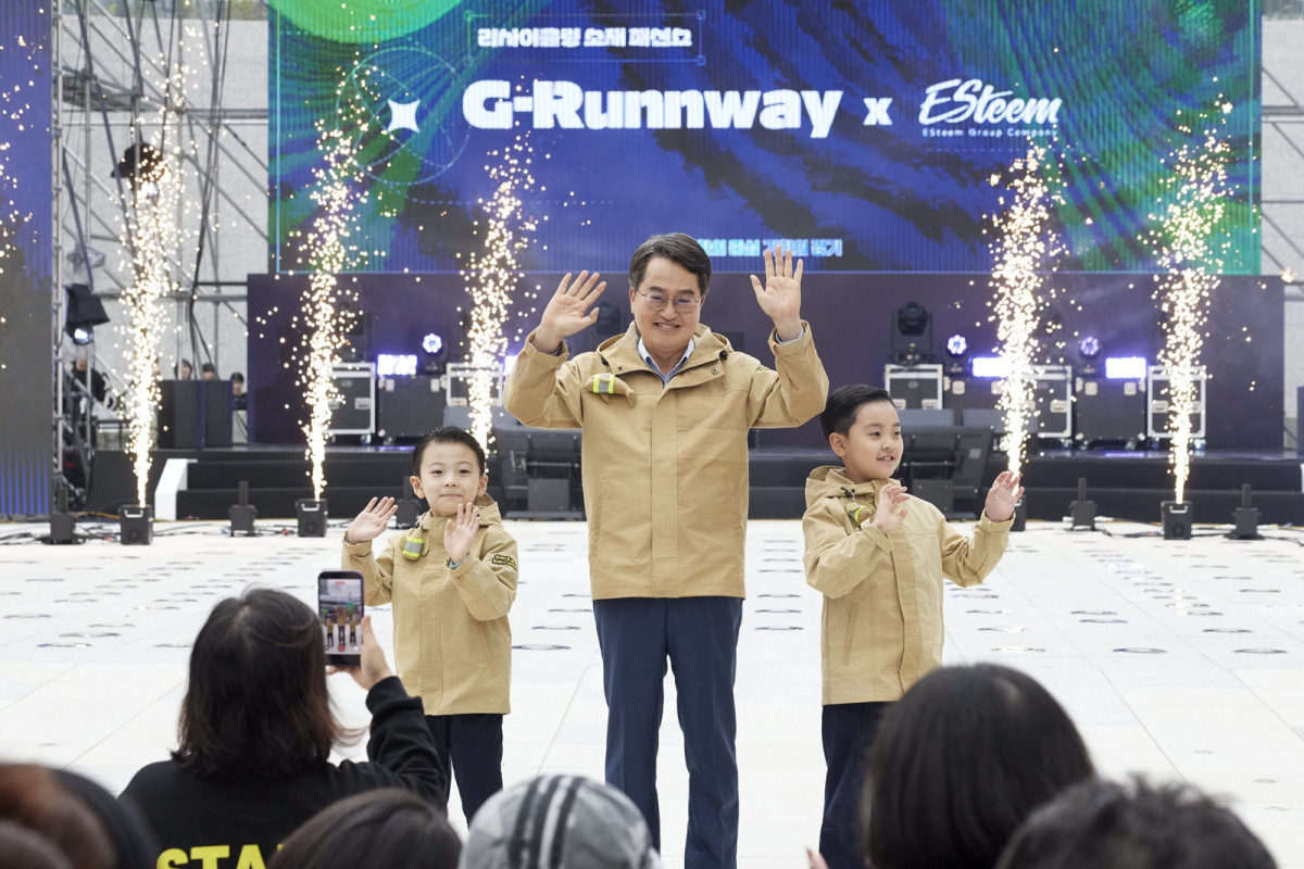 ▲김동연 경기도지사가 18일 수원 경기도담뜰에서 열린 제8회 도민의 날 행사 무대에서 소방복 재활용 재킷 입고 어린이들과 함께 손을 흔들고 있다. (경기도)