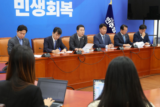 ▲김병기 더불어민주당 원내대표(왼쪽에서 세 번째)가 19일 서울 여의도 국회에서 기자간담회를 하고 있다. (연합뉴스)