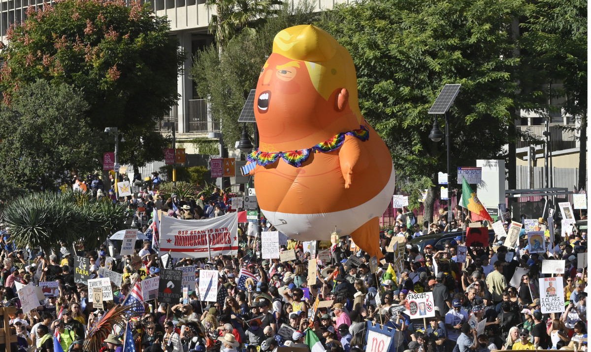 ▲18일(현지시간) 미국 캘리포니아주 로스앤젤레스 시청 근처에서 '노 킹스' 시위가 열리고 있다. (로스앤젤레스/UPI연합뉴스)