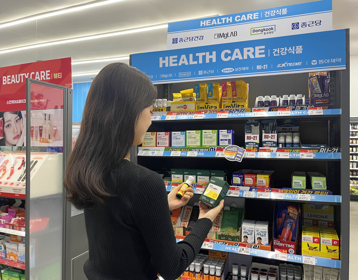 ▲고객이 GS25에서 건강기능식품을 살펴보고 있다. (사진제공=GS리테일)