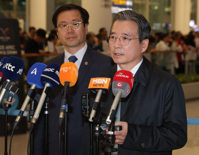 ▲한미 관세협상 후속 논의를 위해 미국 워싱턴DC를 찾은 김용범 대통령실 정책실장(오른쪽)과 여한구 통성교섭본부장이 19일 인천국제공항 제2여객터미널을 통해 귀국한 뒤 발언하고 있다.  (연합뉴스)