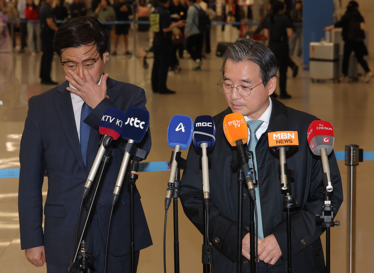 ▲한미 관세협상 후속 논의를 위해 미국 워싱턴DC를 찾은 김용범 대통령실 정책실장(오른쪽)과 여한구 통성교섭본부장이 19일 인천국제공항 제2여객터미널을 통해 귀국한 뒤 취재진 질문을 듣고 있다. (연합뉴스)